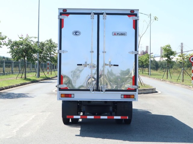 Mitsubishi Fuso Canter thùng kín