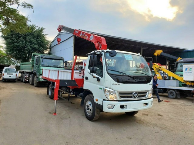 Thaco Ollin 120 gắn cẩu