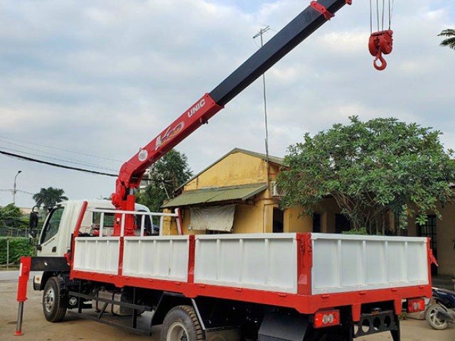 Thaco Ollin 120 gắn cẩu